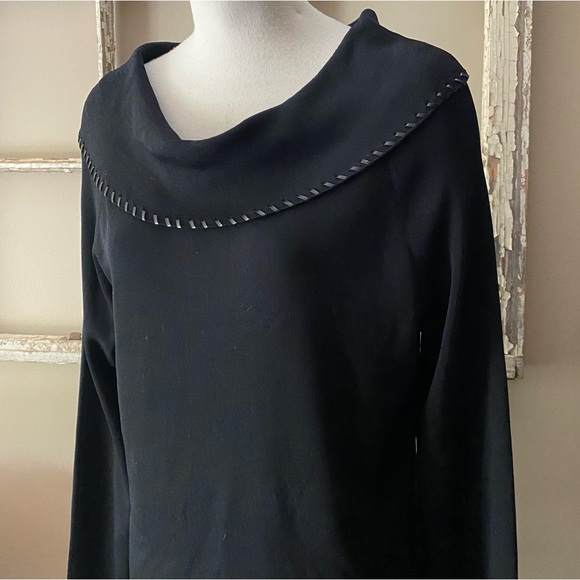 Beautiful black tunic style sweater with faux leather edging - Picture 2 of 6